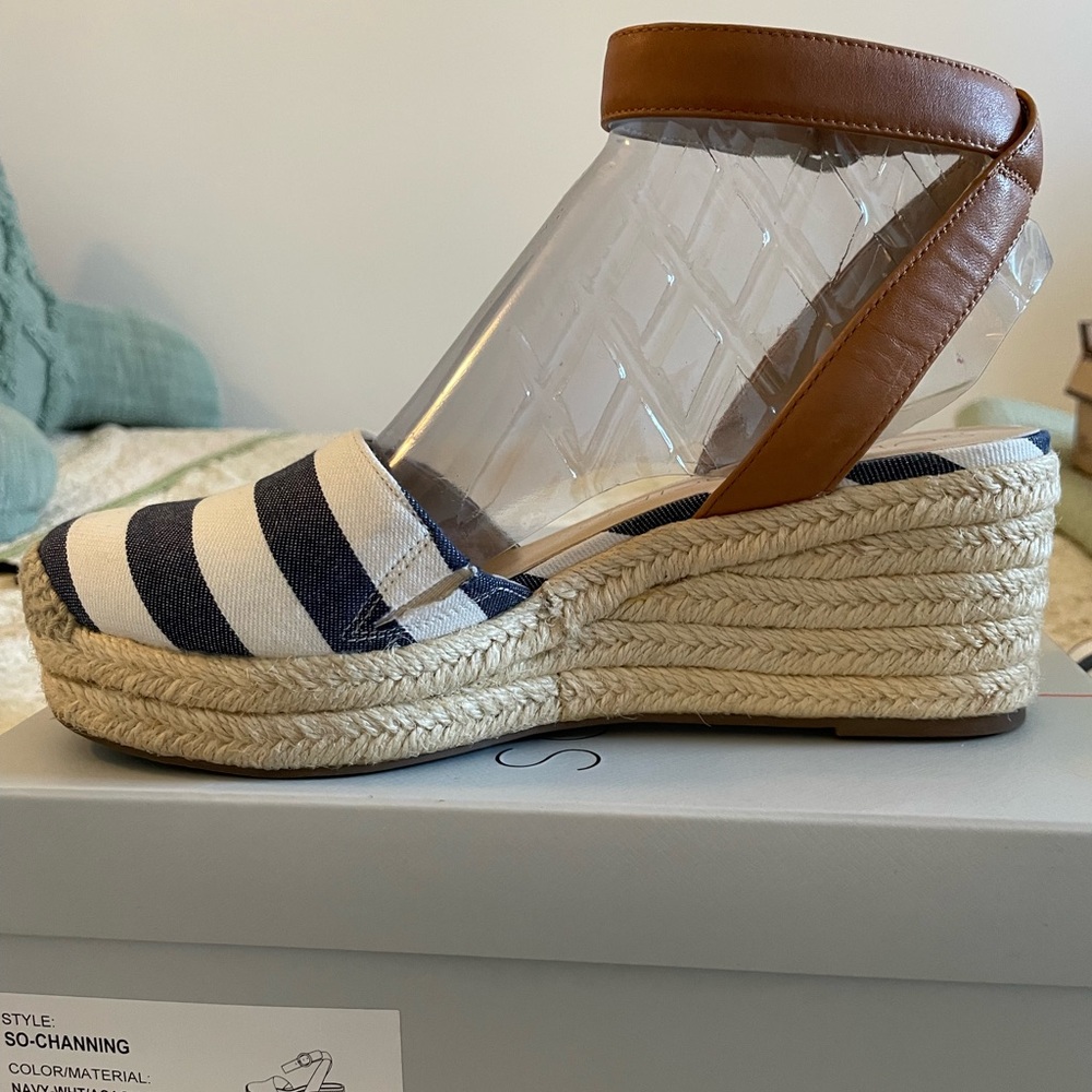 Espadrille navy and white.
